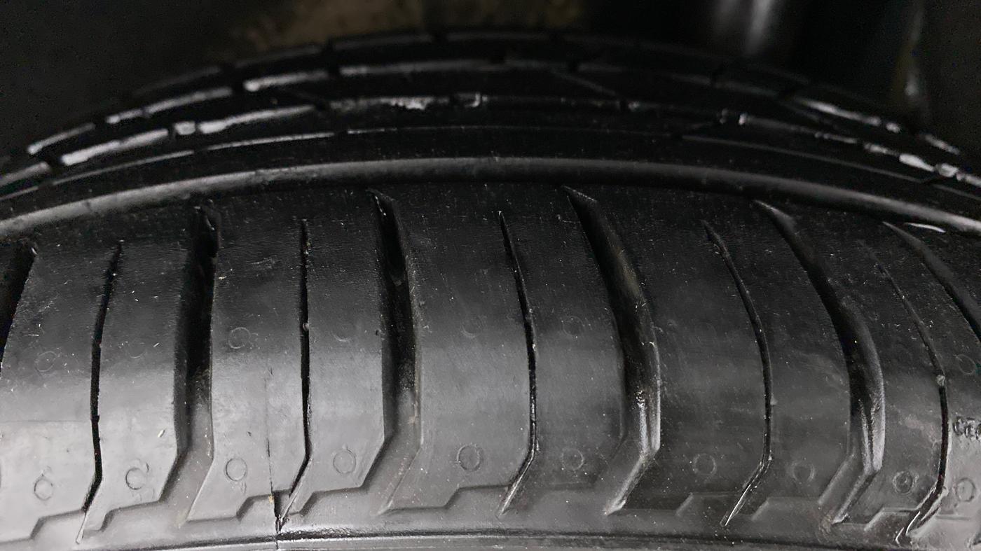 2015 Maruti Baleno ALPHA DIESEL 1.3, Diesel, Manual, 80,034 km, Left Rear Tyre Tread
