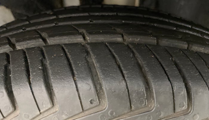 2019 Renault Kwid RXT 1.0 EASY-R AT OPTION, Petrol, Automatic, 28,877 km, Left Front Tyre Tread