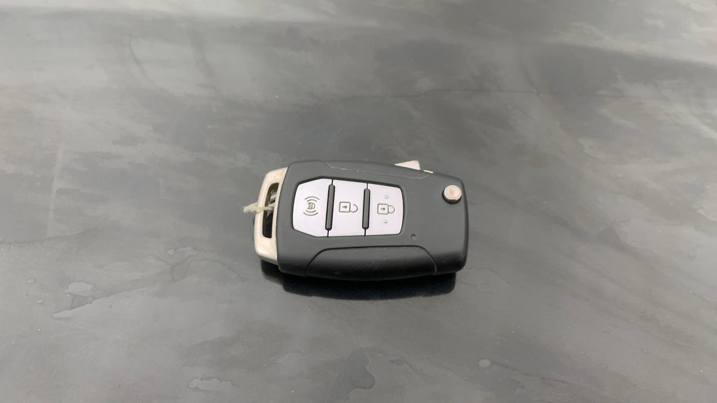 2021 Mahindra XUV300 W6 1.2 PETROL, Petrol, Manual, 1,18,178 km, Key Close Up