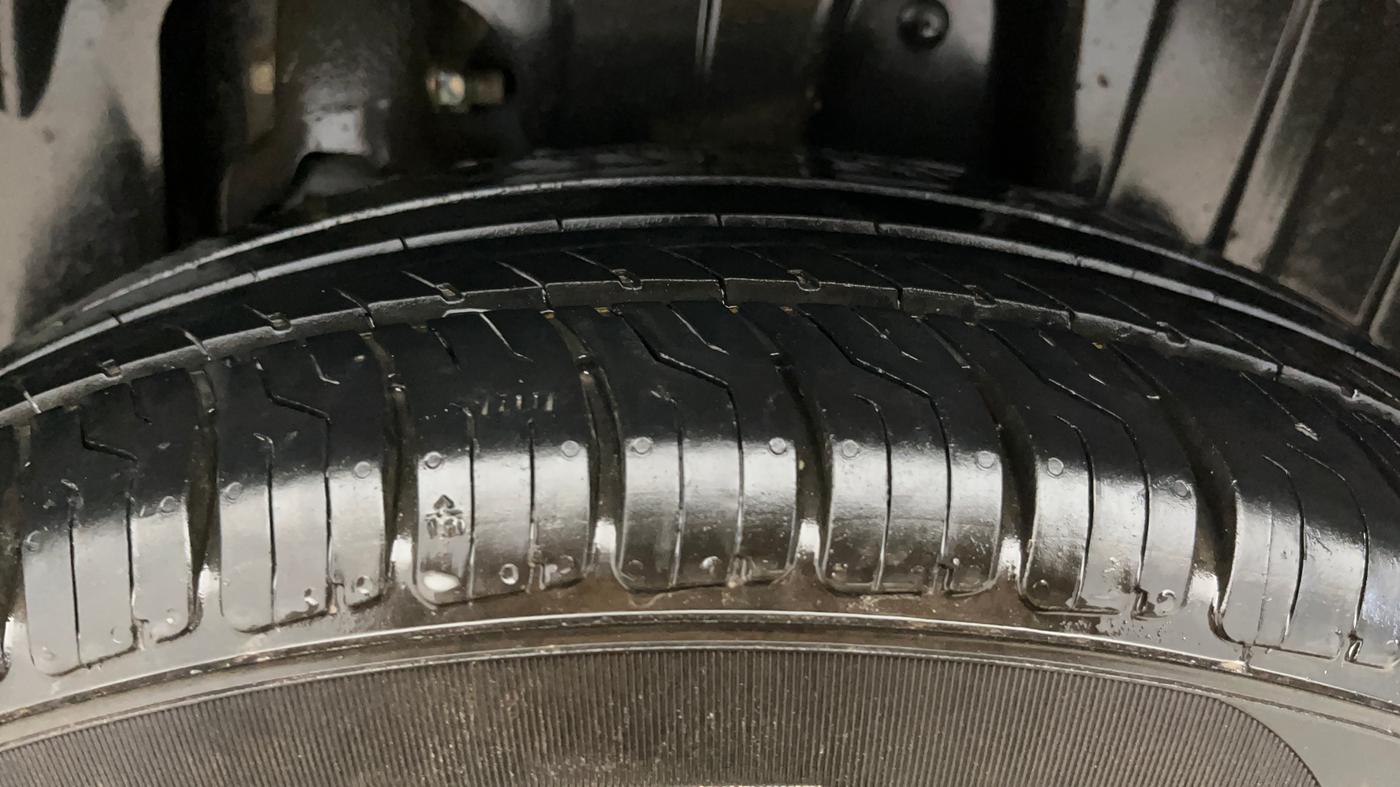 2021 Mahindra XUV300 W6 1.2 PETROL, Petrol, Manual, 1,18,178 km, Left Rear Tyre Tread