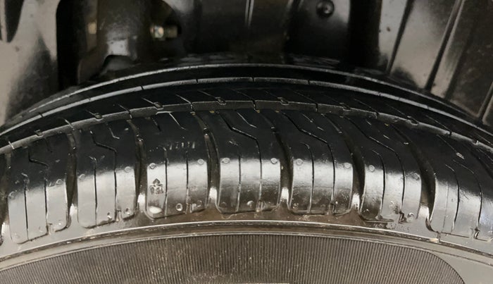 2021 Mahindra XUV300 W6 1.2 PETROL, Petrol, Manual, 1,18,148 km, Left Rear Tyre Tread