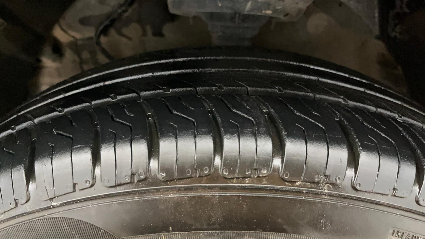 2021 Mahindra XUV300 W6 1.2 PETROL, Petrol, Manual, 1,18,178 km, Left Front Tyre Tread