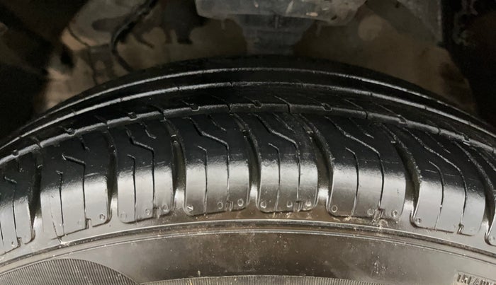 2021 Mahindra XUV300 W6 1.2 PETROL, Petrol, Manual, 1,18,148 km, Left Front Tyre Tread