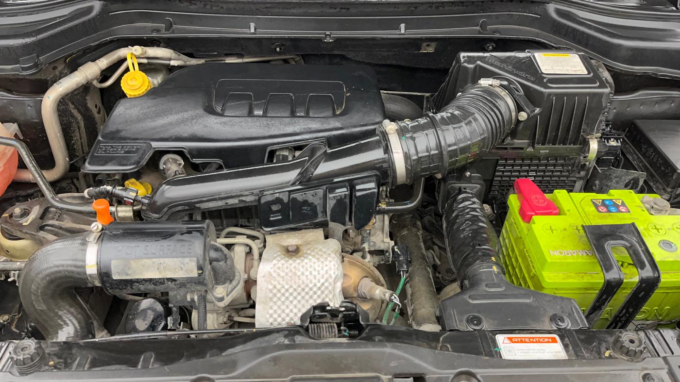 2021 Mahindra XUV300 W6 1.2 PETROL, Petrol, Manual, 1,18,178 km, Engine View