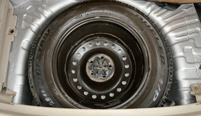 2021 Mahindra XUV300 W6 1.2 PETROL, Petrol, Manual, 1,18,148 km, Spare Tyre