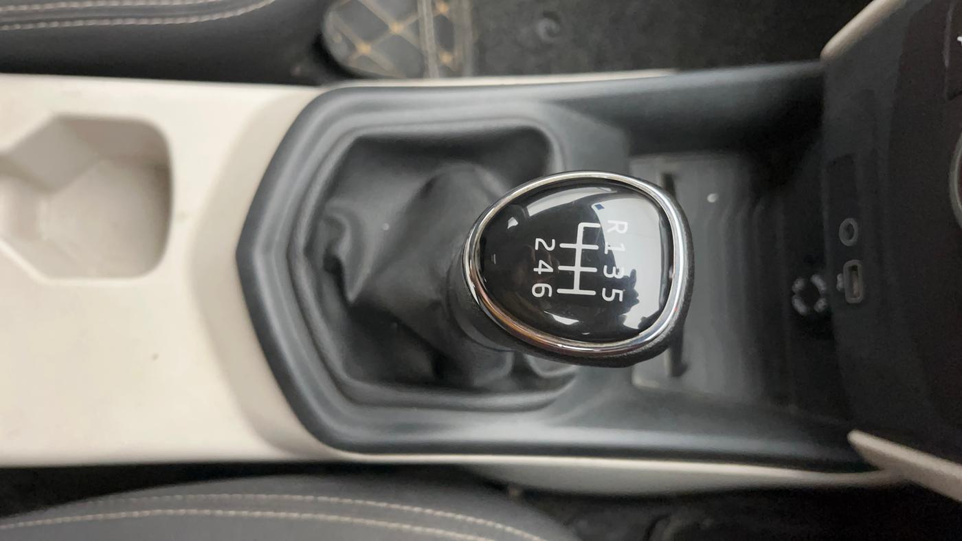 2021 Mahindra XUV300 W6 1.2 PETROL, Petrol, Manual, 1,18,178 km, Gear Lever