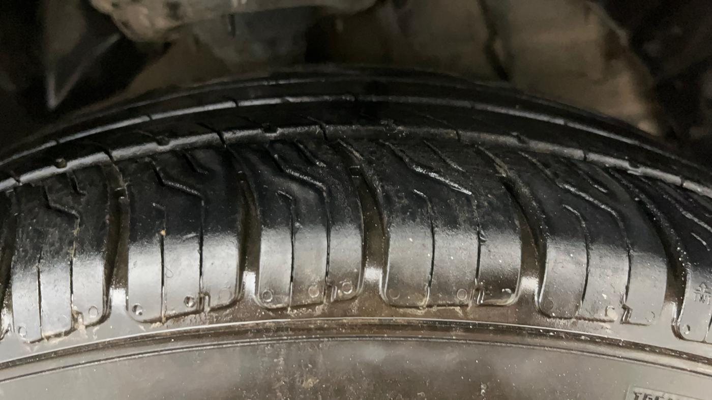 2021 Mahindra XUV300 W6 1.2 PETROL, Petrol, Manual, 1,18,178 km, Right Front Tyre Tread