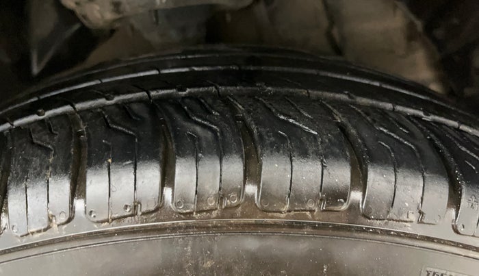 2021 Mahindra XUV300 W6 1.2 PETROL, Petrol, Manual, 1,18,148 km, Right Front Tyre Tread