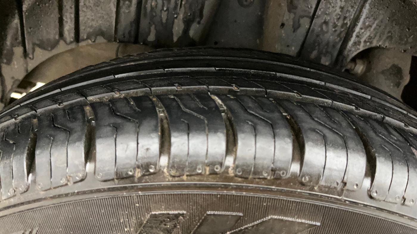 2021 Mahindra XUV300 W6 1.2 PETROL, Petrol, Manual, 1,18,178 km, Right Rear Tyre Tread
