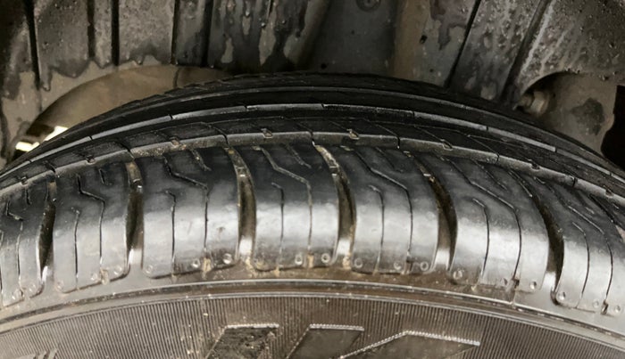 2021 Mahindra XUV300 W6 1.2 PETROL, Petrol, Manual, 1,18,148 km, Right Rear Tyre Tread