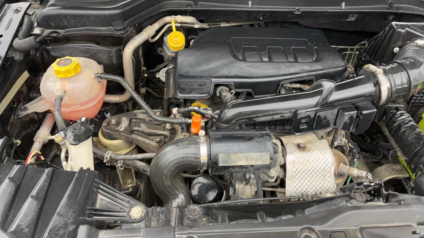 2021 Mahindra XUV300 W6 1.2 PETROL, Petrol, Manual, 1,18,178 km, Engine View - Right