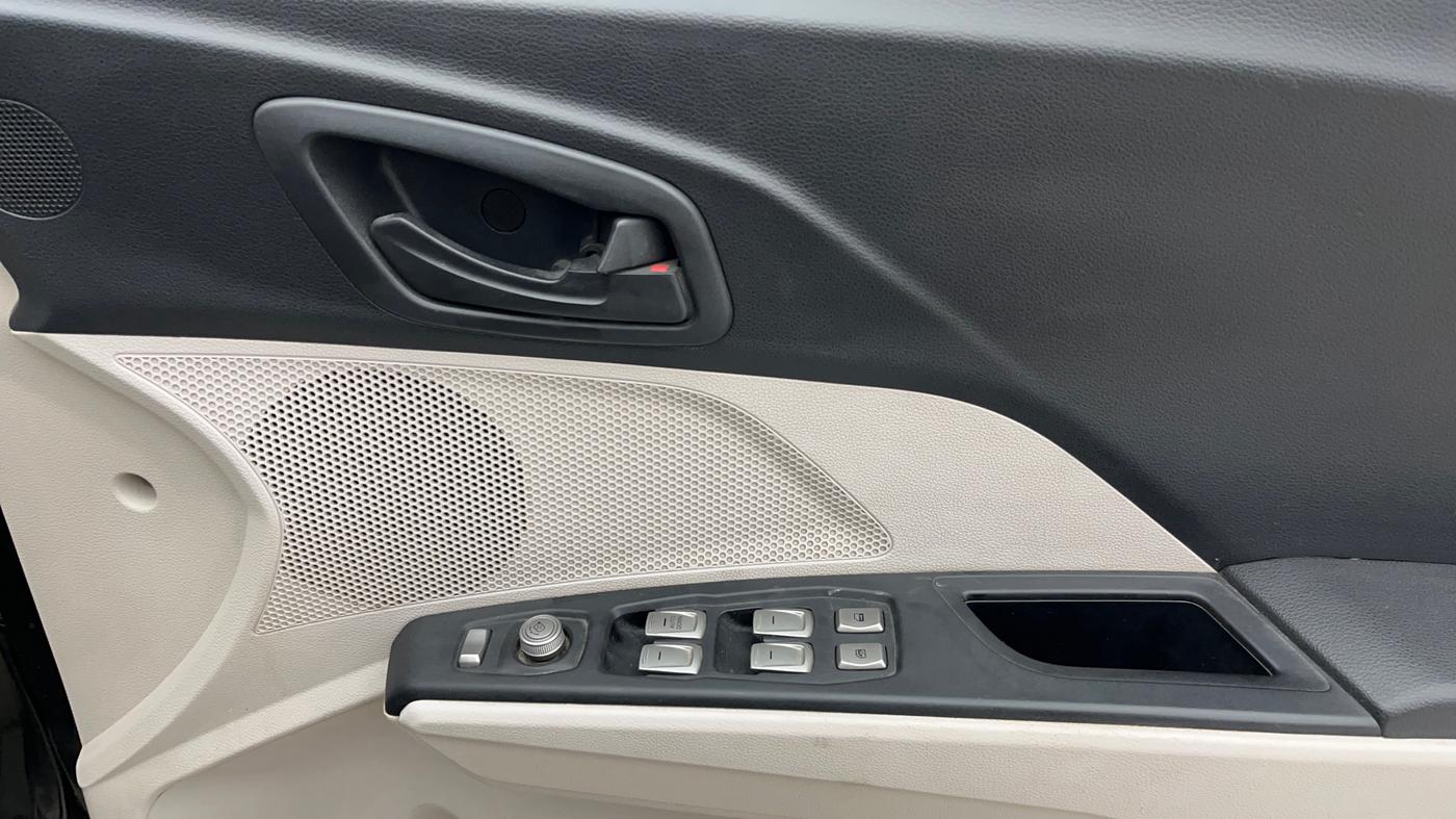 2021 Mahindra XUV300 W6 1.2 PETROL, Petrol, Manual, 1,18,178 km, Driver Side Door Panels Control