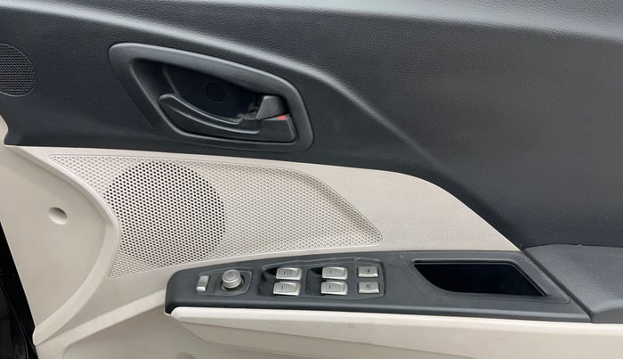 2021 Mahindra XUV300 W6 1.2 PETROL, Petrol, Manual, 1,18,148 km, Driver Side Door Panels Control