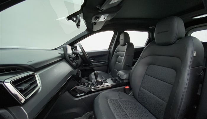 2022 Tata Safari XZ PLUS DARK EDITION, Diesel, Manual, 30,564 km, Right Side Front Door Cabin