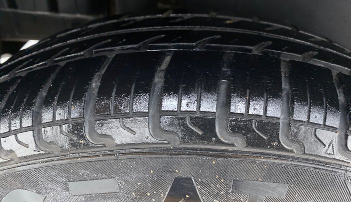 2016 Maruti Swift VXI D, Petrol, Manual, 73,059 km, Right Rear Tyre Tread