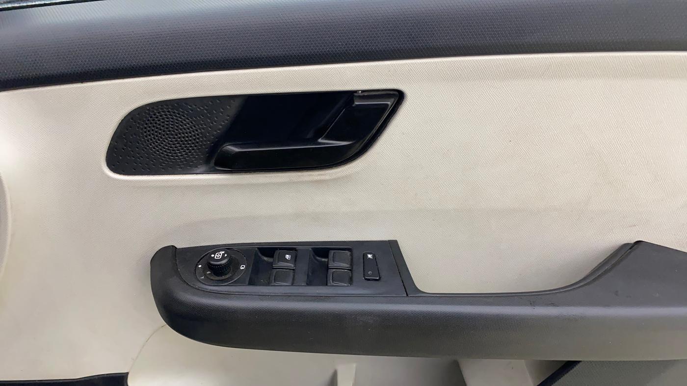 2023 Tata ALTROZ XM PLUS PETROL, Petrol, Manual, 52,520 km, Driver Side Door Panels Control