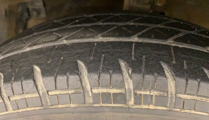 2014 Maruti Swift VXI, Petrol, Manual, 51,657 km, Left Front Tyre Tread