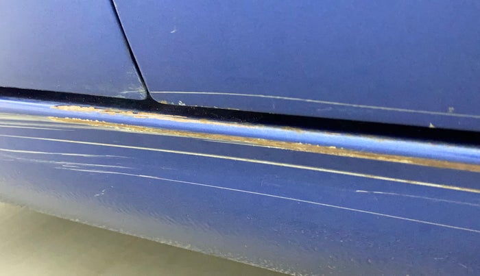 2014 Maruti Swift VXI, Petrol, Manual, 51,657 km, Right running board - Slightly rusted