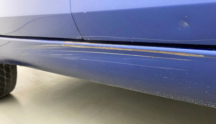 2014 Maruti Swift VXI, Petrol, Manual, 51,657 km, Right running board - Minor scratches