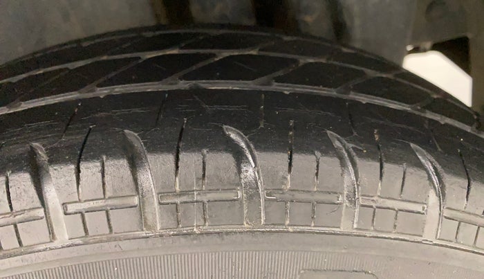 2014 Maruti Swift VXI, Petrol, Manual, 51,657 km, Left Rear Tyre Tread