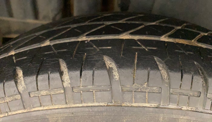 2014 Maruti Swift VXI, Petrol, Manual, 51,657 km, Right Rear Tyre Tread