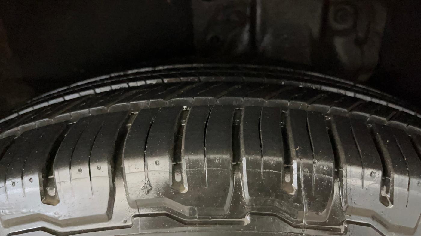 2015 Honda CRV 2.4 AWD AT, Petrol, Automatic, 1,08,607 km, Right Rear Tyre Tread