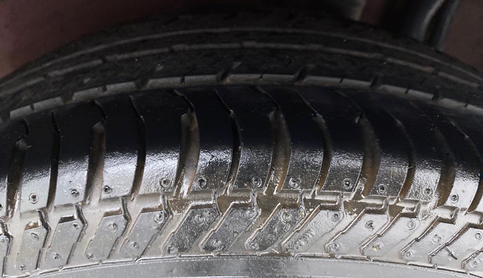 2014 Nissan Sunny XL DIESEL, Diesel, Manual, 1,01,275 km, Left Rear Tyre Tread