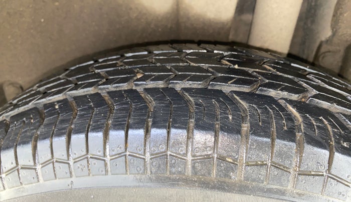 2017 Maruti Swift LXI (O), Petrol, Manual, 32,864 km, Left Rear Tyre Tread