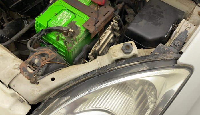2011 Maruti Swift LXI, Petrol, Manual, 31,841 km, Left headlight - Clamp has minor damage
