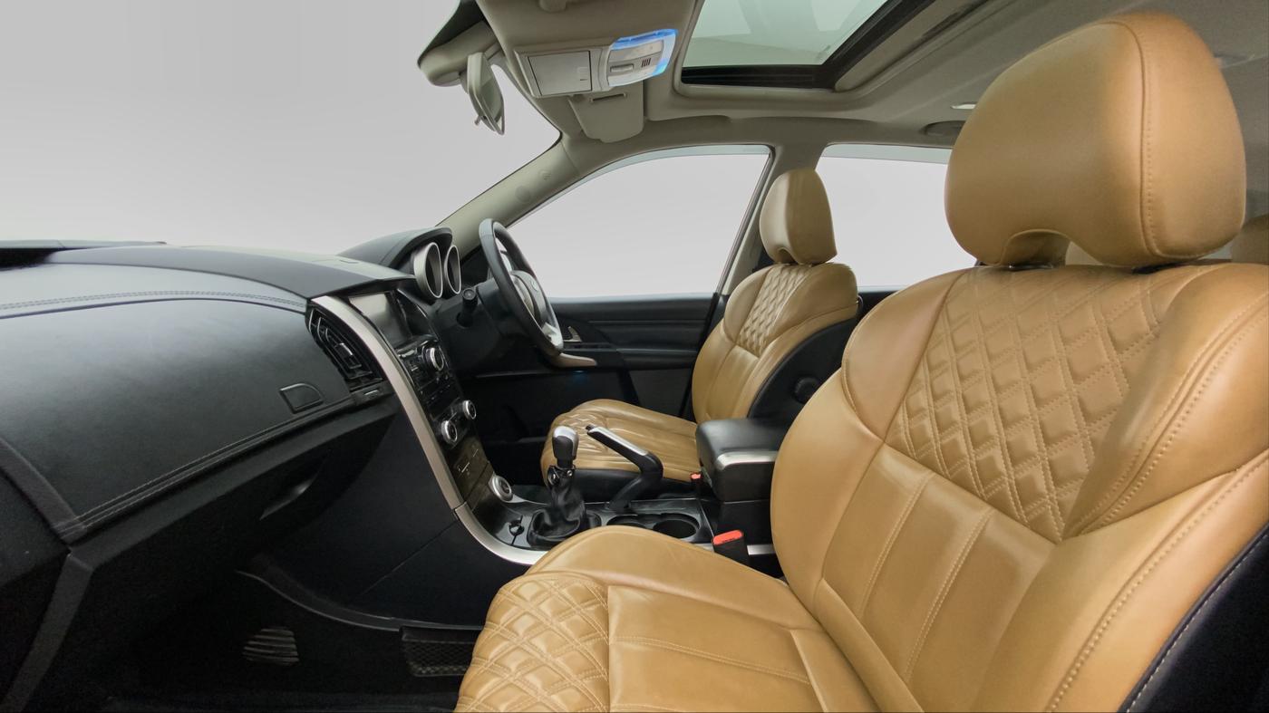 2018 Mahindra XUV500 W11 (O), Diesel, Manual, 48,894 km, Right Side Front Door Cabin