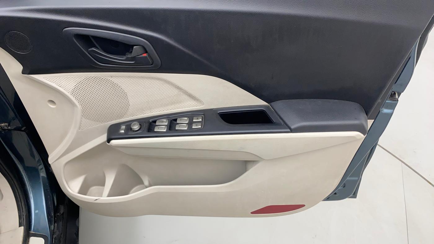 2019 Mahindra XUV300 W6 1.5 DIESEL, Diesel, Manual, 78,183 km, Driver Side Door Panels Control