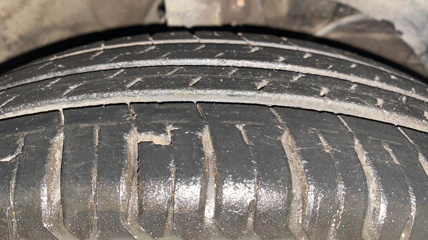 2017 Maruti Dzire VXI, Petrol, Manual, 21,713 km, Right Front Tyre Tread