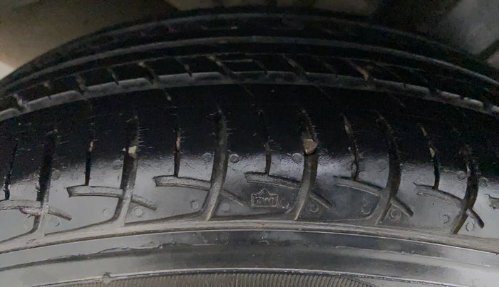 2016 Maruti Ciaz  ZDI SHVS, Diesel, Manual, 87,800 km, Right Rear Tyre Tread
