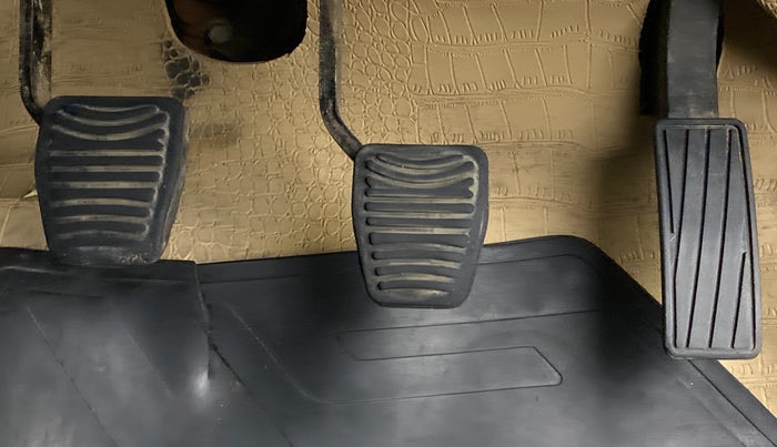 2018 Mahindra KUV 100 NXT K8 6 STR, CNG, Manual, 91,909 km, Pedals