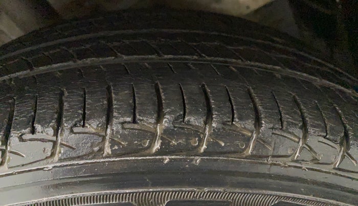 2015 Toyota Etios Liva G, CNG, Manual, 36,339 km, Left Front Tyre Tread