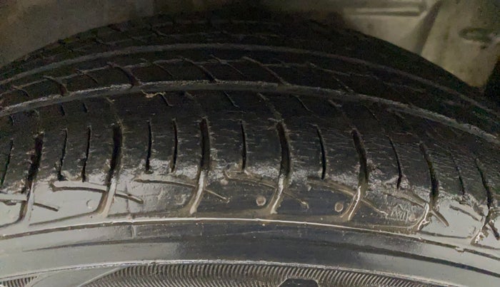2015 Toyota Etios Liva G, CNG, Manual, 36,339 km, Right Front Tyre Tread