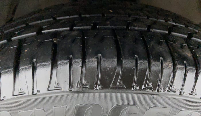 2016 Toyota Innova Crysta 2.8 GX AT 7 STR, Diesel, Automatic, 1,53,645 km, Right Front Tyre Tread