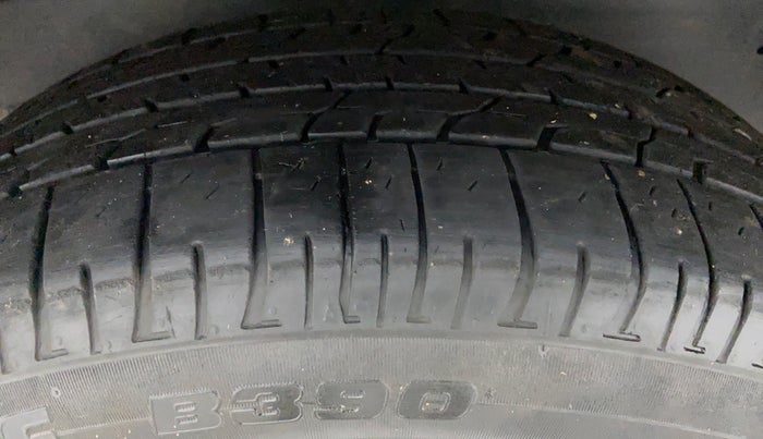 2016 Toyota Innova Crysta 2.8 GX AT 7 STR, Diesel, Automatic, 1,53,645 km, Right Rear Tyre Tread