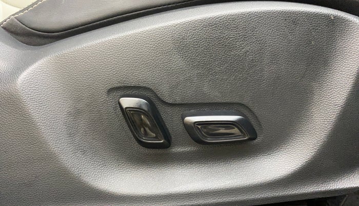2022 MG ASTOR SHARP 1.5 MT, Petrol, Manual, 31,580 km, Driver Side Adjustment Panel