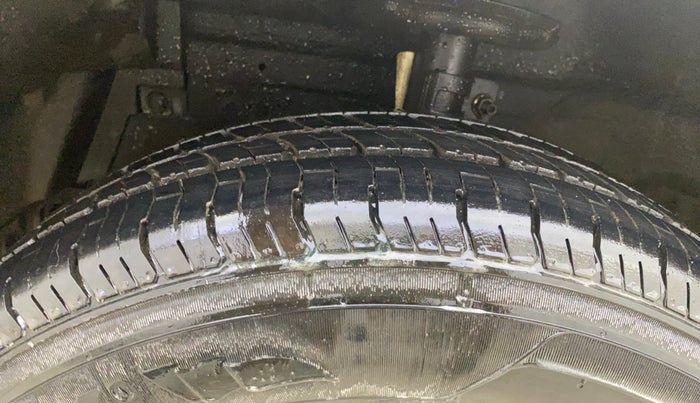 2013 Maruti Swift Dzire VXI, Petrol, Manual, 33,200 km, Left Front Tyre Tread