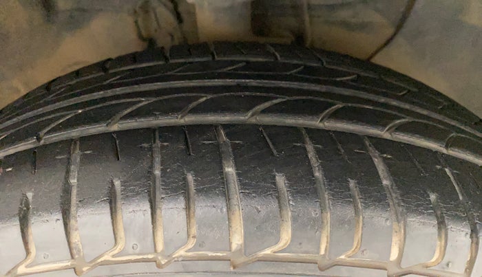 2016 Hyundai Elite i20 MAGNA 1.2, Petrol, Manual, 27,103 km, Right Front Tyre Tread