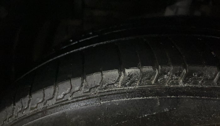 2017 Maruti Ciaz ALPHA 1.4 PETROL, Petrol, Manual, 77,023 km, Left Front Tyre Tread