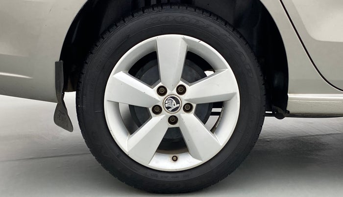 2016 Skoda Rapid 1.6 MPI MT STYLE PLUS, Petrol, Manual, 46,030 km, Right Rear Wheel