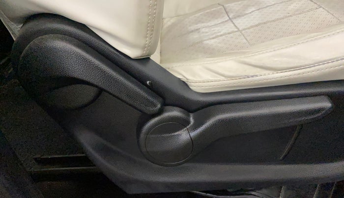 2022 Mahindra XUV700 MX P MT 5 STR, Petrol, Manual, 50,722 km, Driver Side Adjustment Panel