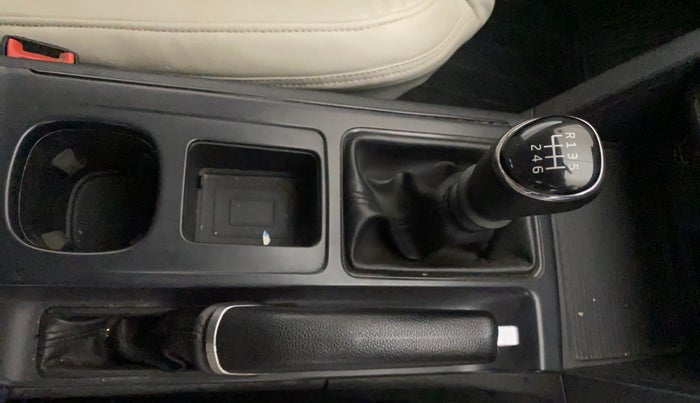 2022 Mahindra XUV700 MX P MT 5 STR, Petrol, Manual, 50,722 km, Gear Lever