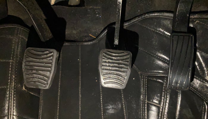 2022 Mahindra XUV700 MX P MT 5 STR, Petrol, Manual, 50,722 km, Pedals