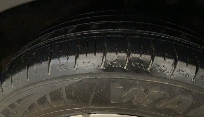 2022 Mahindra XUV700 MX P MT 5 STR, Petrol, Manual, 50,722 km, Left Front Tyre Tread