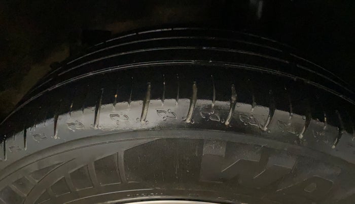 2022 Mahindra XUV700 MX P MT 5 STR, Petrol, Manual, 50,722 km, Left Rear Tyre Tread