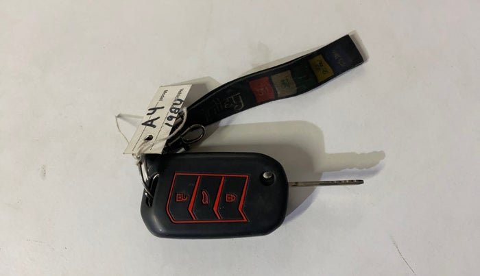 2022 Mahindra XUV700 MX P MT 5 STR, Petrol, Manual, 50,722 km, Key Close Up