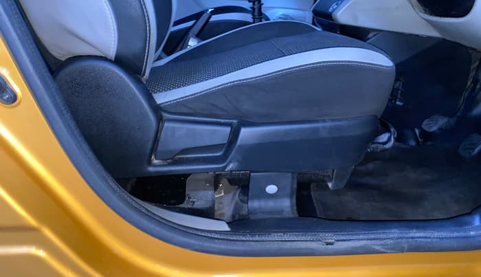 2019 Renault TRIBER RXZ, Petrol, Manual, 59,189 km, Driver Side Adjustment Panel